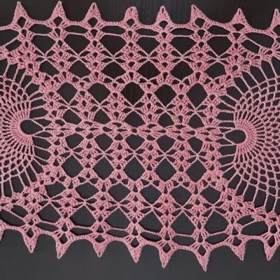 Serwetka pudrowy róż na ławę